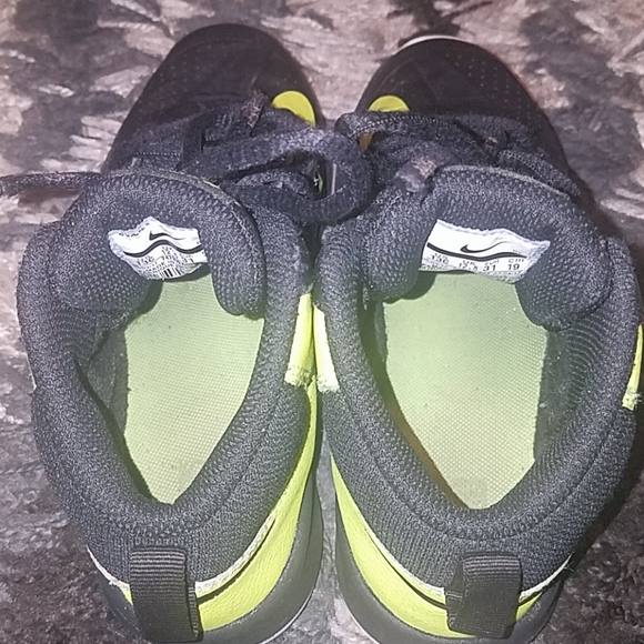 Boys Nike Sneakers - Picture 5 of 10